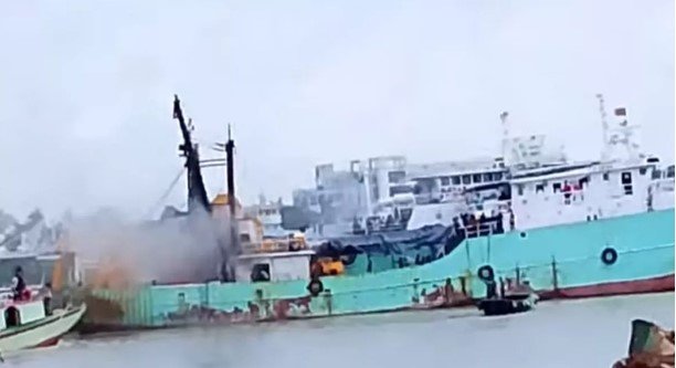 কর্ণফুলী নদীতে  মাছ ধরার জাহাজে  বিস্ফোরণ